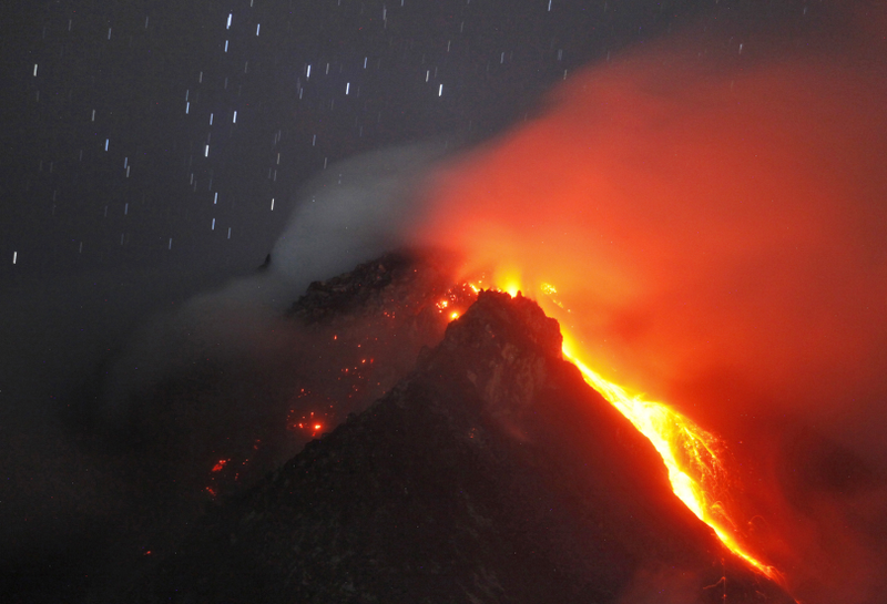 Illustration for article titled 2 km de ceniza: impresionantes fotos de la erupción del volcán Sinabung